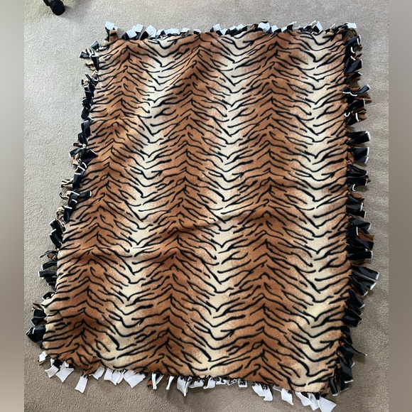Tiger Throw Blanket - Picture 2 of 4